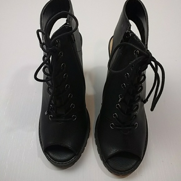 Lace up heeled, peep-tie combat boots… - Picture 2 of 5